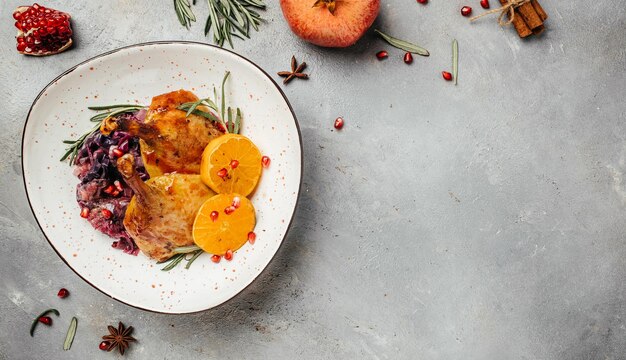 Kolacja przy świecach — talerz z daniem